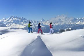 Skischuhlaufen mit Blick nach Matterhorn