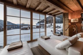 Entspannen vor verschneiter Bergkulisse im Naturellness®Spa