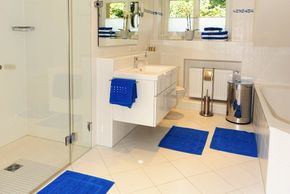 Bad mit Badewanne, Dusche, Waschmaschine, Trockner