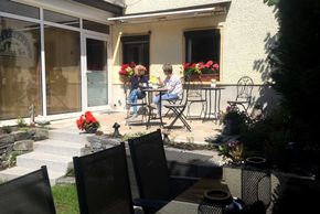 Die Frühstücksterasse im Garten der Pension Teuber