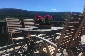 Blick von den Apartments der Pension Teuber auf den Klinovec