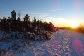 Sonnenaufgang auf dem Winterwanderweg zum Fichtelberg