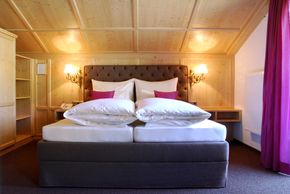 Frisch gemachtes Doppelbett im großen Doppelzimmer im Stammhaus