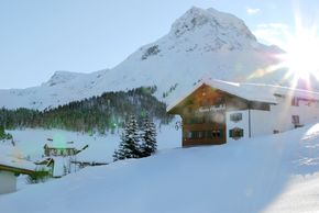 Unser Stammhaus mit Blick von der Piste