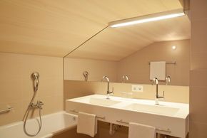 Frisch renoviertes Badezimmer für das größere Doppelzimmer im Alpenfluh 2