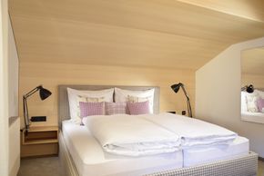 Frisch gemachtes größeres Doppelzimmer