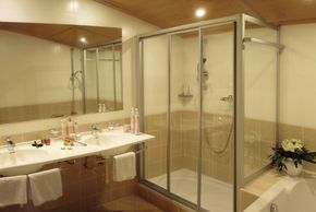 Großes Badezimmer beim größeren Doppelzimmer