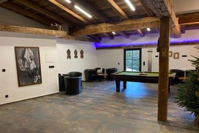 Aufenthaltsraum mit Billiard