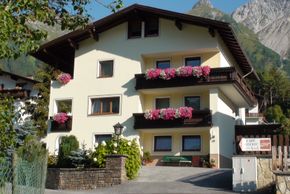 Sommerbild Gästehaus Margit FalchParkplatz direkt vor dem HausFreier Eintritt in das Hallenbad Pettneu