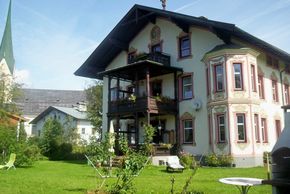 Hausansicht im Sommer