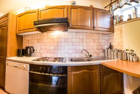 Voll eingerichtete kleine Gästeküche