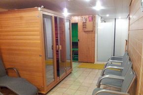 Sauna und Infrarotkabine mit Ruheraum