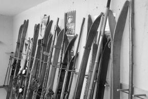 Unser Skikeller mit Nostalgie-Skier