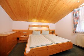 Haus Tuenta Schlafraum Bsp.