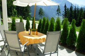 Terrasse mit Garten und Kinderspielplatz