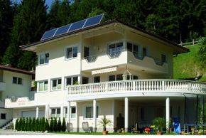 Hausansicht Appartement Ramona im Sommer