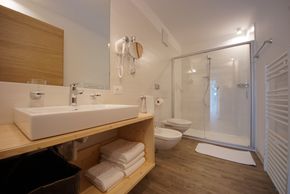 Bad mit Dusche, WC und Bidet