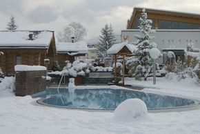 Sauna im Winter mit Schwimmbecken
