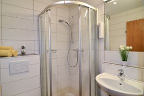 Badezimmer mit Dusche und WC