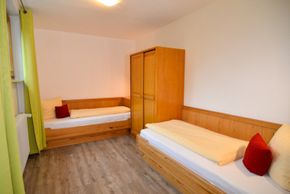 Schlafzimmer mit zwei Einzelbetten
