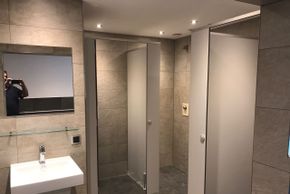 Duschen im Hallenbadbereich