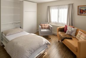 Wohnzimmer mit Schrankbetten