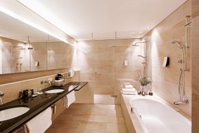 großzügige Bäder mit Dusche oder Badewanne