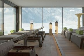 Vom Ruheraum aus genießen Gäste den Blick auf das winterliche Zillertal