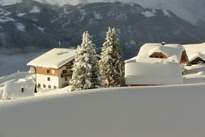 Blick vom Balkon auf Pension Fichtenheim und Reiskofel