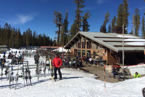 Mill Café's sun deck is perfect to enjoy the Californian sun during a long day on the slopes.