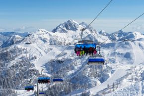 On the modern Rudnigsattelbahn you get a magnificent view of the snow-covered mountains.