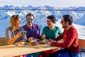Enjoy your meal against the backdrop of a beautiful mountain-scape on Nebelhorn.