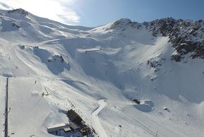 Sunny weather in summer meets great snow conditions in winter at Ohau Snow Field.