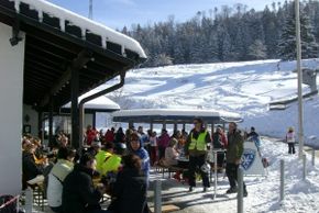 If the weather is fine, snow sports enthusiasts also cavort in the outdoor area of the WSV clubhouse Skihaus Schalkental with its après-ski snow bar.