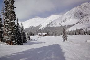 View over Black Mountain Lodge on the easy Wrangler and Sundance slopes.