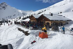 Mountain huts and restaurants are also available.