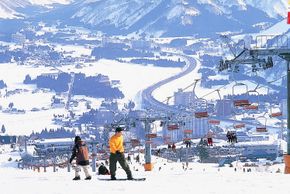 The Ishiuchi Maruyama ski and snowboard resort is one of the larger ski resorts in Japan and the Minamiuonuma region of Niigata.