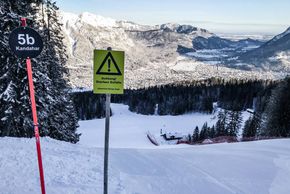On the freshly groomed Kandahar slope, the Early Bird participants are allowed to leave their tracks.