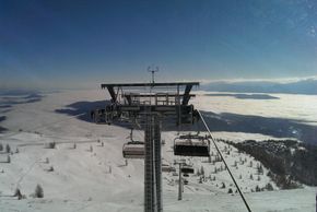 The 6-seater chairlift at the Wörthersee Family Slope offers a lot of comfort and safety thanks to seat heating, weather protection hood and automatic bar closing and locking.