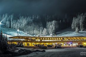 Night skiing is also possible.