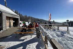 At the mid-station of the gondola lift is the sunny terrace of the Gasthaus zum Überleben.