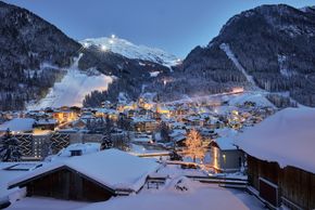 View of Ischgl and the illuminated valley run (no. 1).