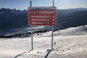 Signs help with orientation in the ski area.