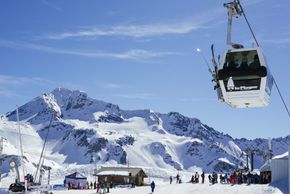 Wintersports enthusiasts are conveyed with 130 lifts.