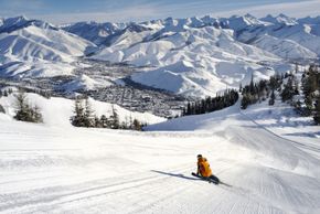Over 800 hectares of pistes await skiers. Large parts are groomed, but there are also bowls for freeriders.