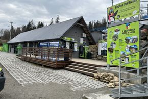 The ticket office is located directly next to the piste at the bottom station.