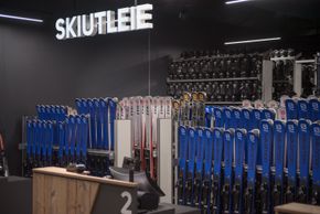 You can rent ski or snowboard equipment at the ski hall.