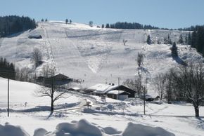 The Thalerhöhe ski lifts offer easy to medium-difficult descents