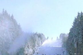 Snow cannons help and ensure optimal slope conditions.