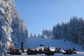 Snowboarders and skiers will find three downhill runs and a practice slope in the Thalfang Erbeskopf ski area.